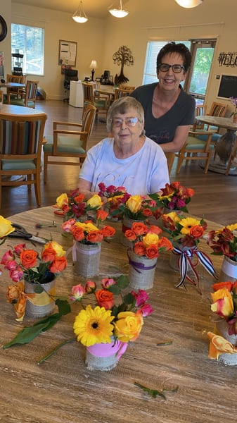 Meadow_Oaks_of_Roseville_Making_Flower_Arrangement
